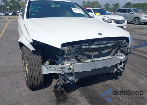 2019 Mercedes-Benz C 300 4Matic z USA, uszkodzony, nr VIN 55SWF8EB0KU306992